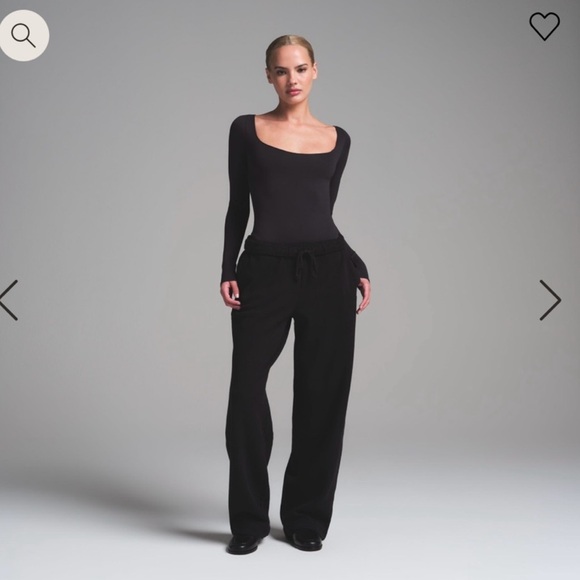 NWT SKIMS Essentials Long Sleeved Scoop Neck Bodysuit - Onyx - Picture 3 of 4